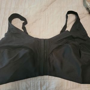 New w/o tags black front close bra